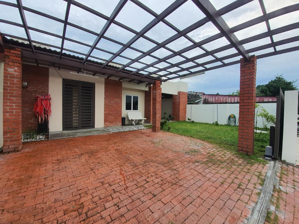Swimming Pool Party House Appartement Batu Pahat Buitenkant foto